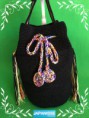 /products/bolso-crochet-en-color-negro-con-tirante-acabado-en-flecos-de-colores/
